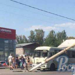 "Взбесившаяся маршрутка" снесла столб и отправила в больницу пассажиров в Ростове