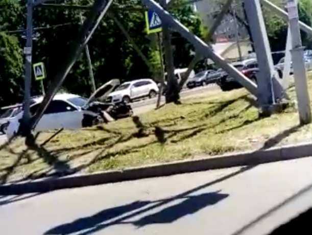 Машины раскидало по дороге после жесткого лобового удара в Ростове