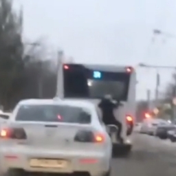 «Когда не хватило места»: свисающий с автобуса безбилетный пассажир рассмешил ростовчан на видео