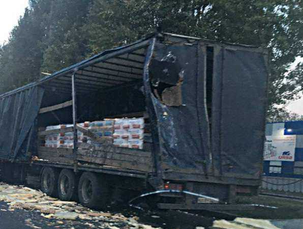 Водитель огромной фуры растерял по дороге яйца после ДТП с грузовичком в Ростове