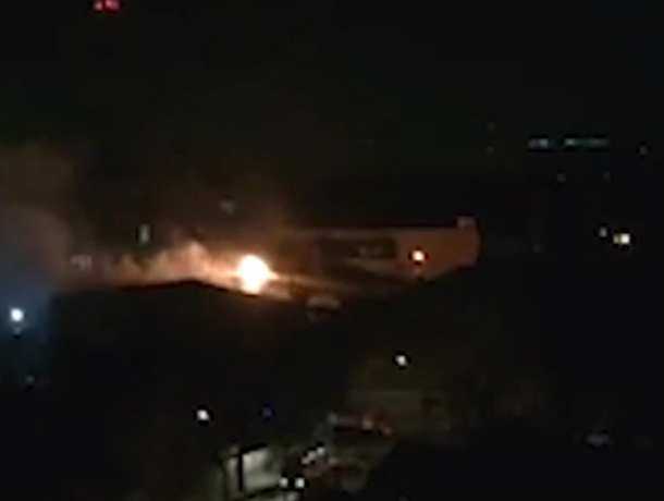 Уничтоживший парковку в трехэтажном здании страшный пожар в центре Ростова попал на видео