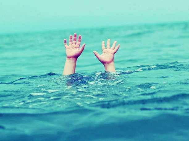 Тонущих и молящих о помощи ростовчан вытащили из воды спасатели Тонущих и молящих о помощи ростовчан вытащили из воды спасатели