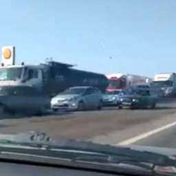 Огромная пробка из-за четырех аварий с участием множества большегрузов под Ростовом на видео