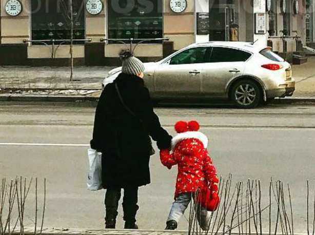 Опасно переводящая ребенка через дорогу женщина возмутила жителей Ростова
