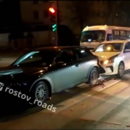 Спешили на вызов: автомобиль ДПС, прибывший на место аварии, сбил мотоциклиста в Ростове на видео
