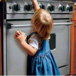 Серьезные термические ожоги получила годовалая девочка, играя на своей кухне в Ростове