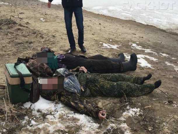 Спасатели едва не ушли под лед, пытаясь достать из реки двух мертвых рыбаков в Ростовской области