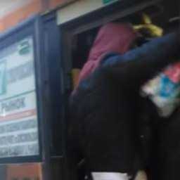 Вынужденные ехать на головах друг у друга пассажиры автобуса Ростова попали на видео