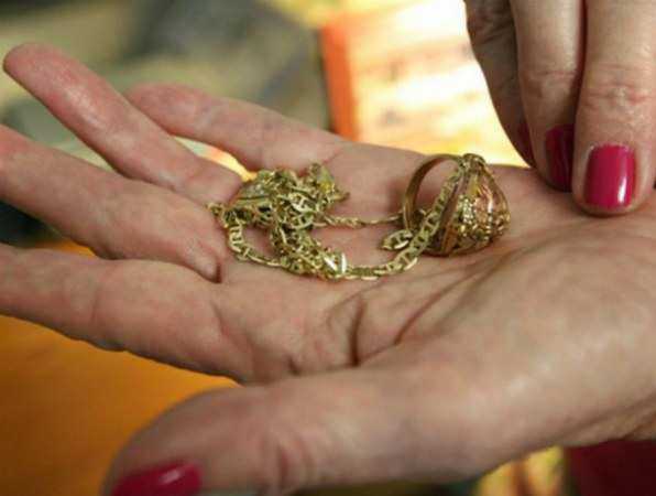 Золотишка на 800 тыс. рублей прихватила в гостях пронырливая ростовчанка