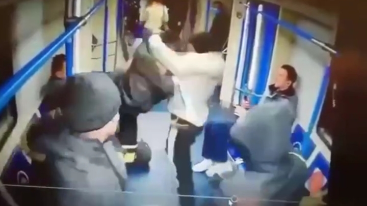 Иностранцы подрались в вагоне столичного метро. Видео