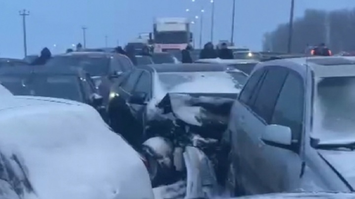 Появилось видео с места масштабного ДТП на М4 "Дон" Появилось видео с места масштабного ДТП на М4 "Дон"