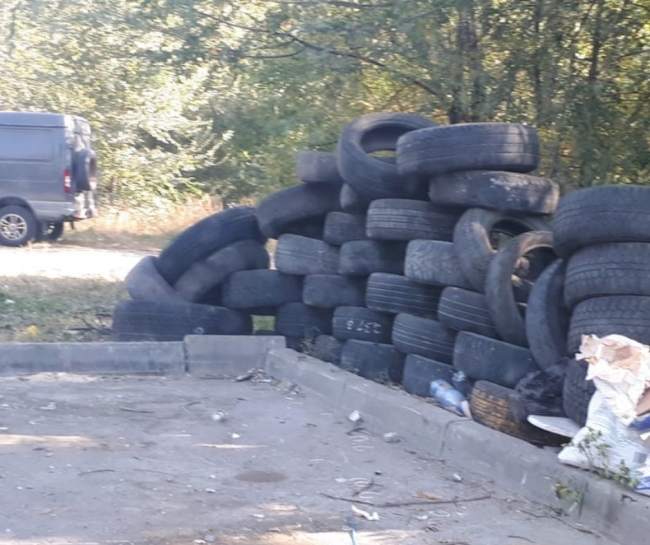 В Ростове факт незаконного сброса автопокрышек зафиксирован в СНТ «Виноградарь» В Ростове факт незаконного сброса автопокрышек зафиксирован в СНТ «Виноградарь»