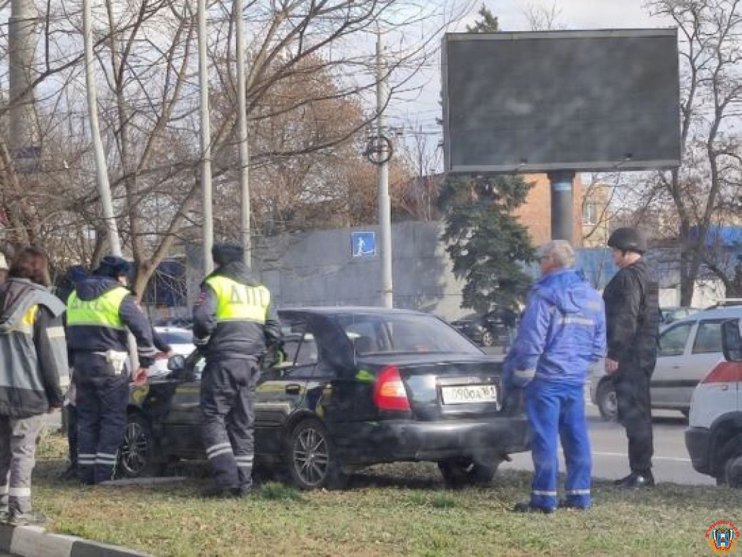 В Ростове 30-летний водитель иномарки снес щит автозаправки