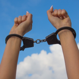 Шахтинке грозит крупный срок за то, что пырнула ножом сожителя