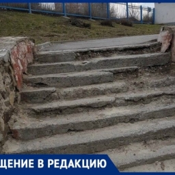 «По этим ступеням страшно ходить!»: ростовчане требуют привести в порядок лестницу на Сельмаше