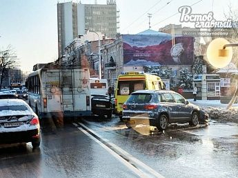 У ростовской филармонии случилась двойная авария, а пострадала «Скорая»