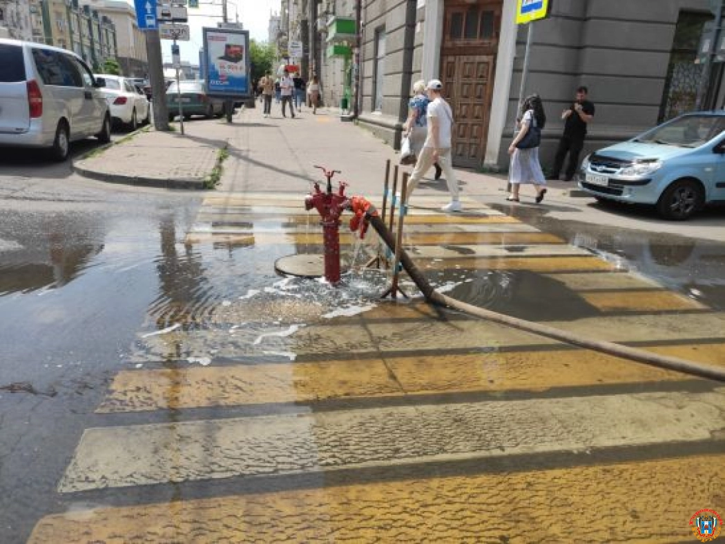 Центр Ростова-на-Дону затопило водой из-за промывки водопроводных сетей