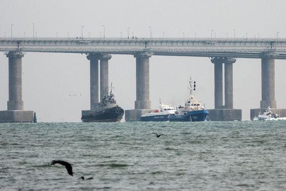 Захваченные год назад корабли ВМС Украины вновь прошли под Крымским мостом