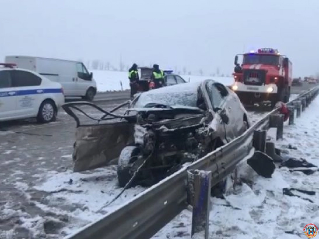На трассе в Ростовской области 36-летний пассажир иномарки погиб в ДТП с грузовиком