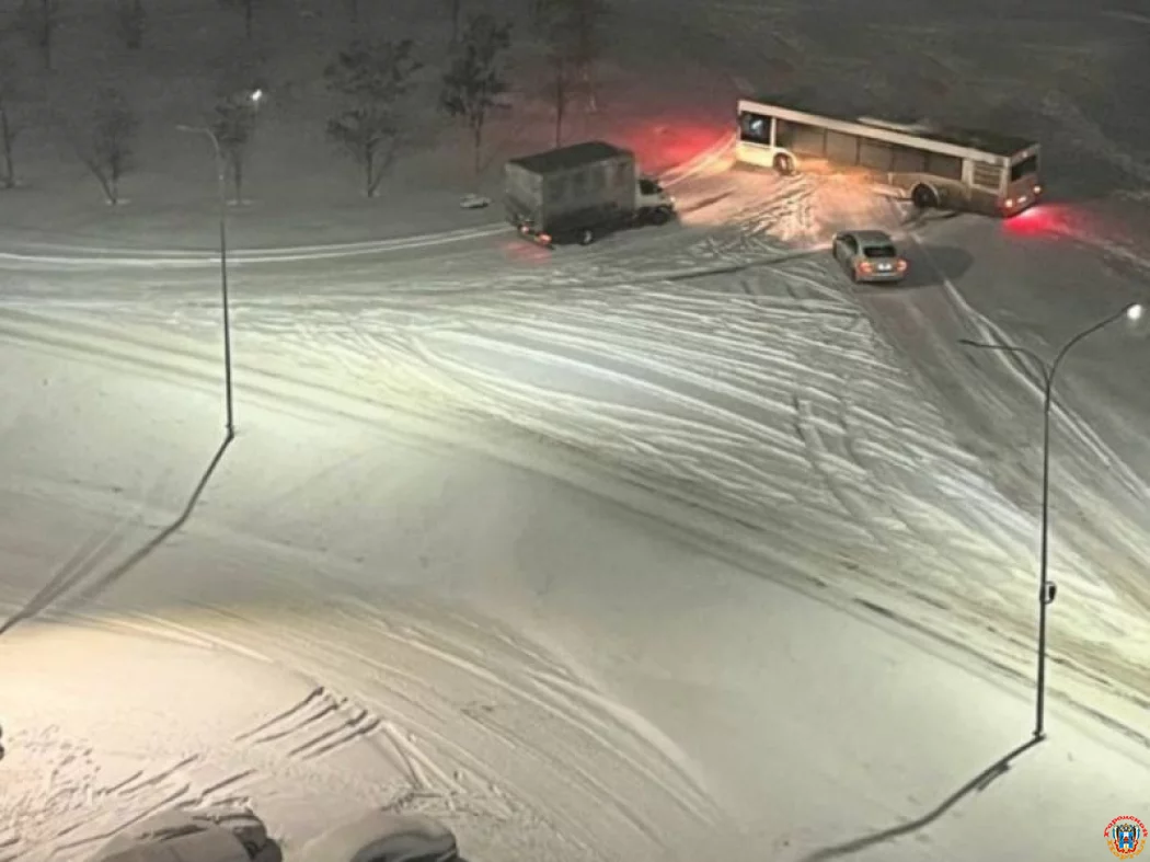 Снежный плен для общественного транспорта: в Ростове жители Суворовского пытаются вытолкать застрявший автобус