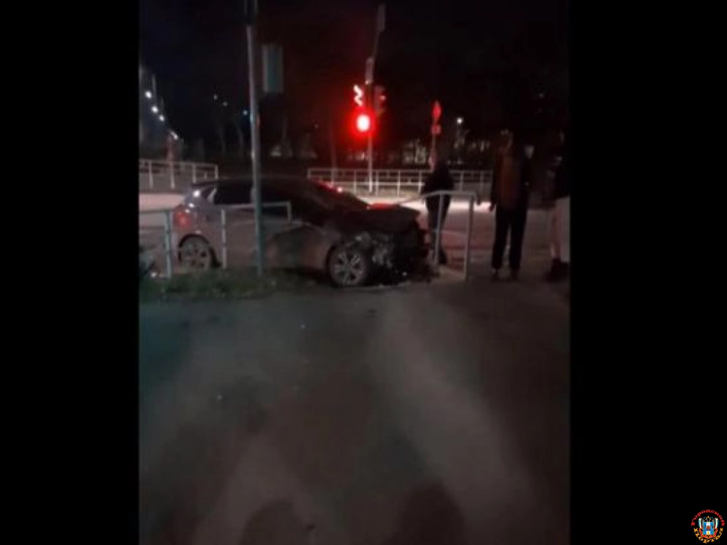 В Волгодонске водитель на «Киа» снес дорожное ограждение