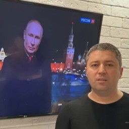 Одесский политик поздравил украинцев на фоне портрета Путина