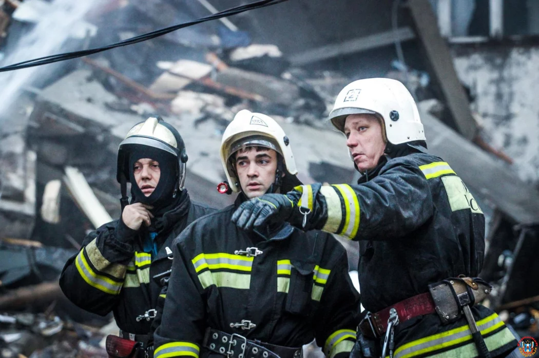 Огонь и аварии: в Ростовской области спасатели МЧС вызволили из беды семь человек за сутки