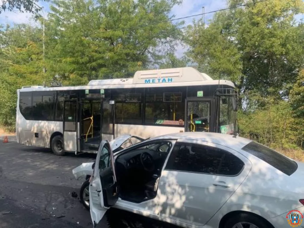 В Ростове два человека пострадали в ДТП с иномаркой и автобусом № 43