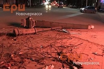 Ураган в Ростовской области ломал ветви, указатели, крышу и шпиль