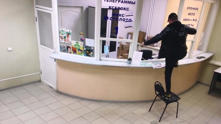 "Отдайте посылку!": актер устроил погром в почтовом отделении в Люберцах