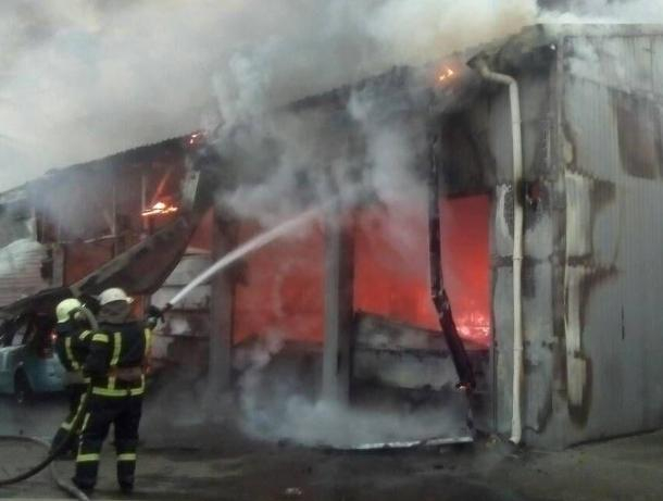 Две иномарки сгорели в автосервисе под Ростовом