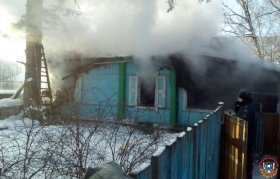 Под Ростовом на большой площади горел частный дом