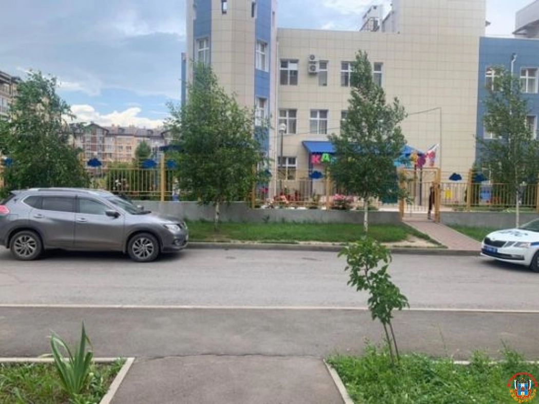 В Ростове женщина за рулем кроссовера сбила ребенка на детской машинке