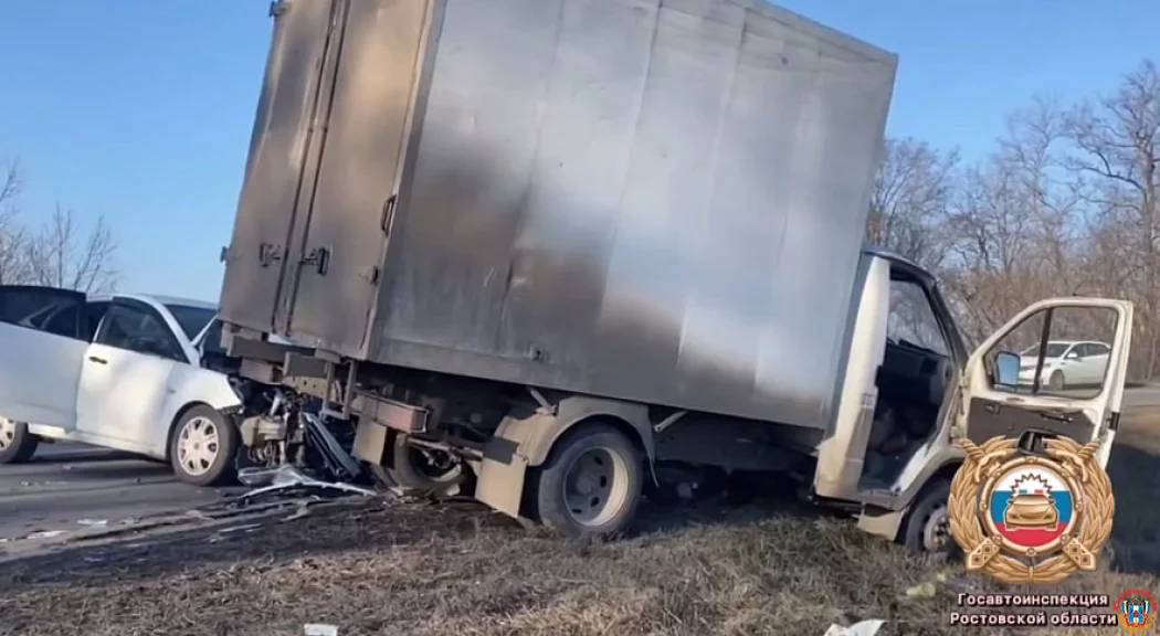 Водитель и два пассажира пострадали в столкновении Hyundai Solaris и &laquo;Газели&raquo; на трассе под Таганрогом