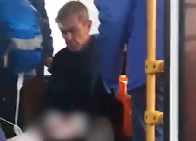 В Азове пассажир напал на водителя автобуса с ножом и сбежал
