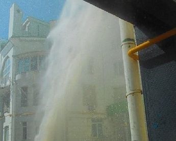 В Ростове опрессовка вызвала прорыв воды высотой в семь этажей