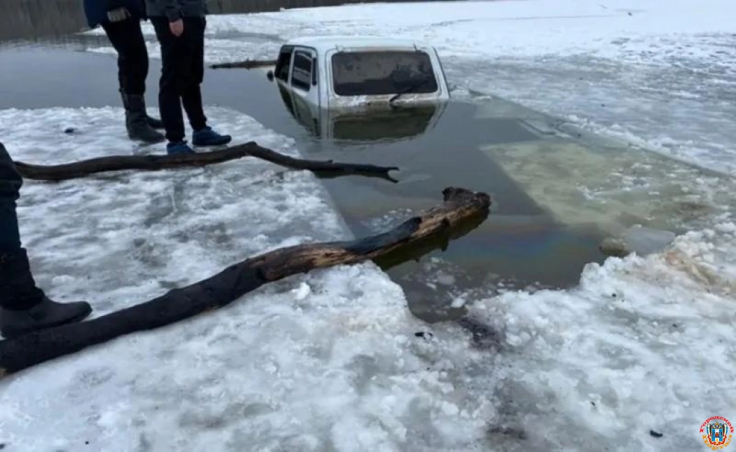 Два автомобиля в Ростовской области ушли под лед