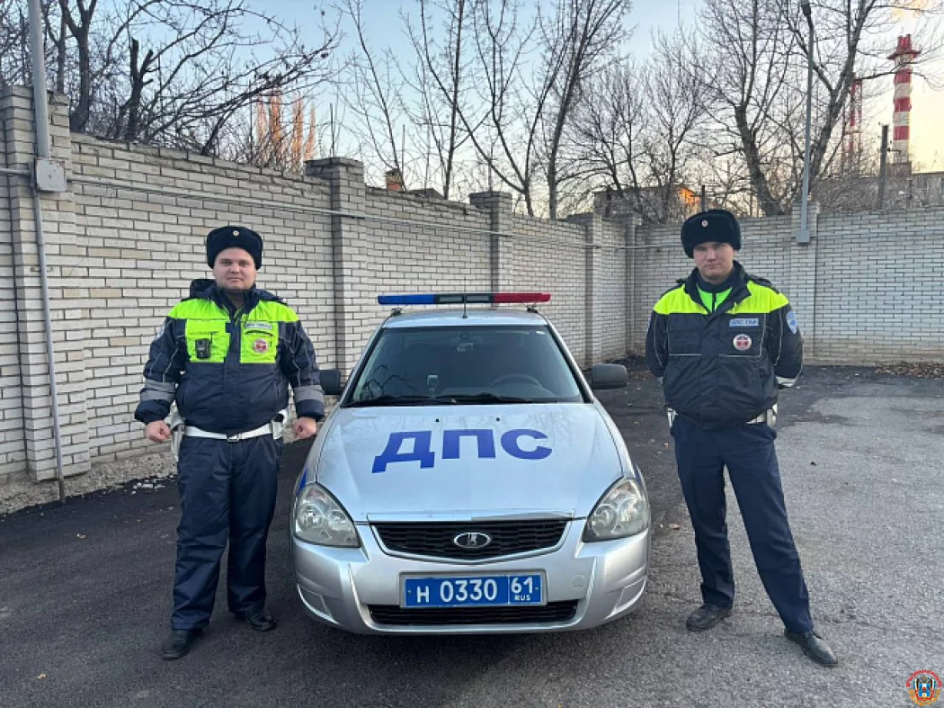 Экипаж ДПС выручил женщину в Каменске-Шахтинском у железнодорожного переезда