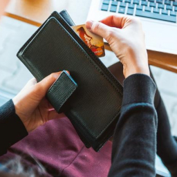 В Ростове лжеполицейский обманом выманил у своей знакомой 4 млн рублей