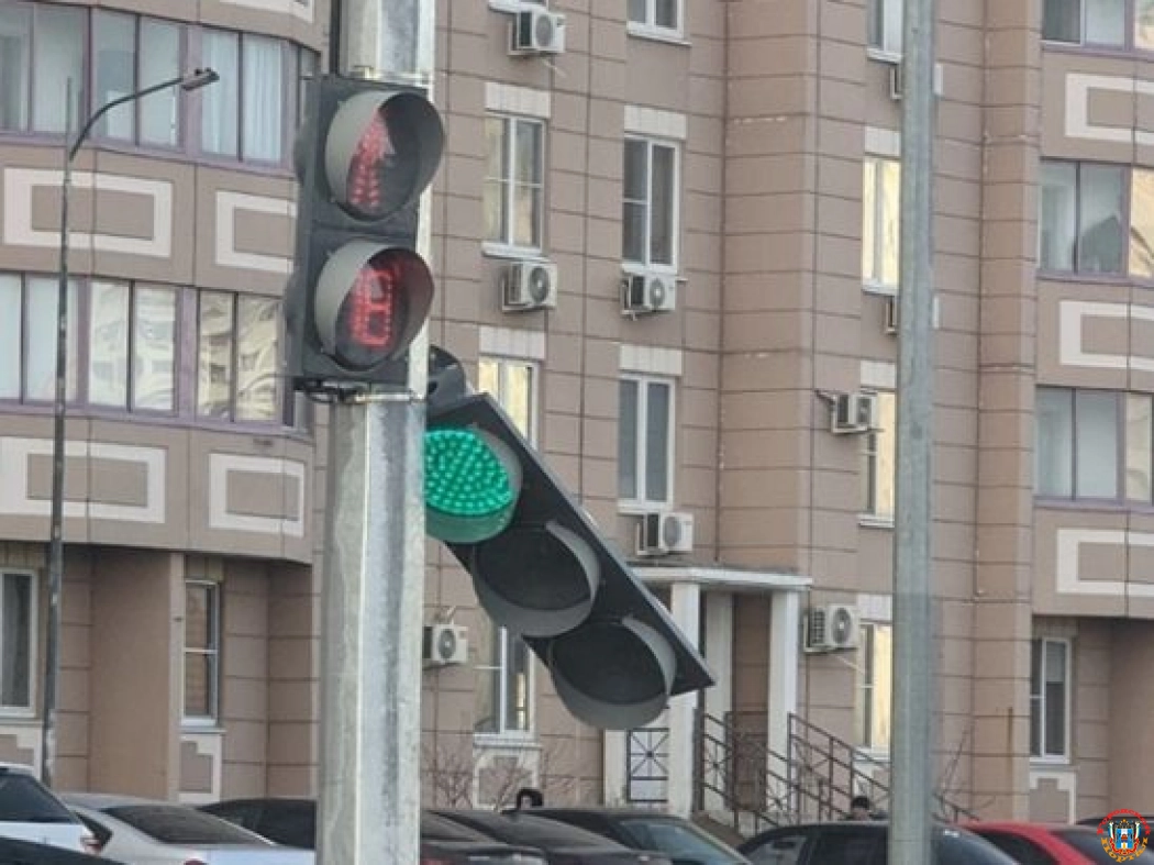 В Ростове из-за сильного ветра снесло светофор в Левенцовке