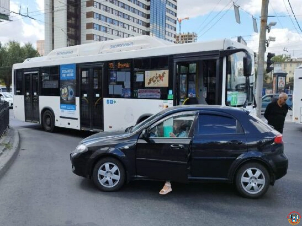 В Ростове пассажир автобуса № 77 получил травмы в аварии с иномаркой