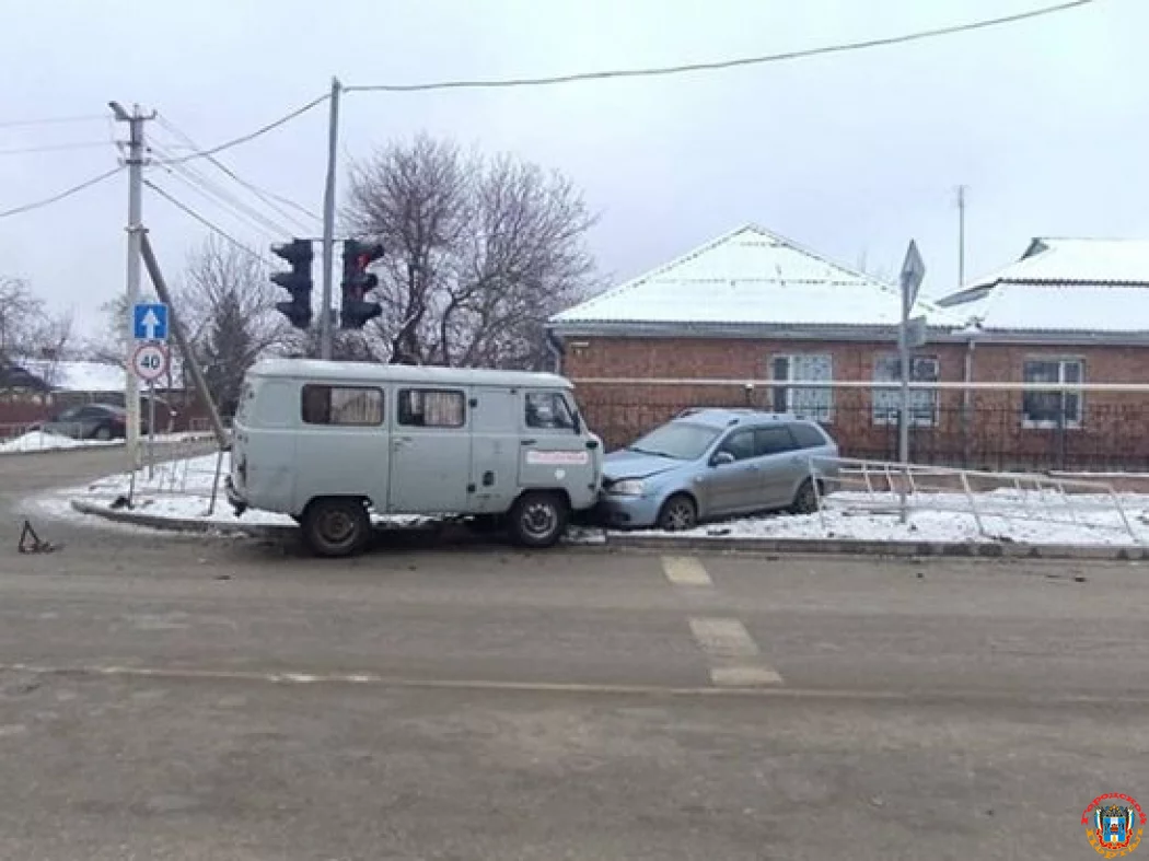 В Ростовской области произошла авария с участием машины медслужбы
