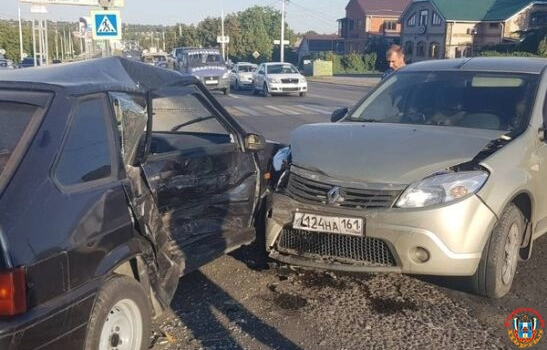 В Шахтах иномарка протаранила ВАЗ