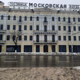 Сити-менеджер Ростова пожаловался на вандалов, испортивших баннер на здании гостиницы «Московская»