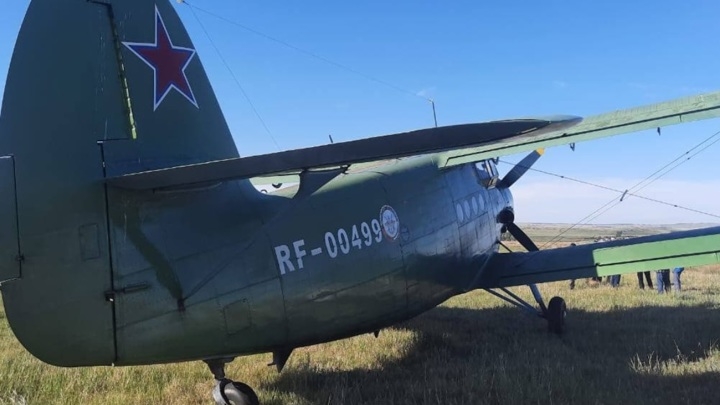 Самолет с парашютистами совершил экстренную посадку в Челябинской области