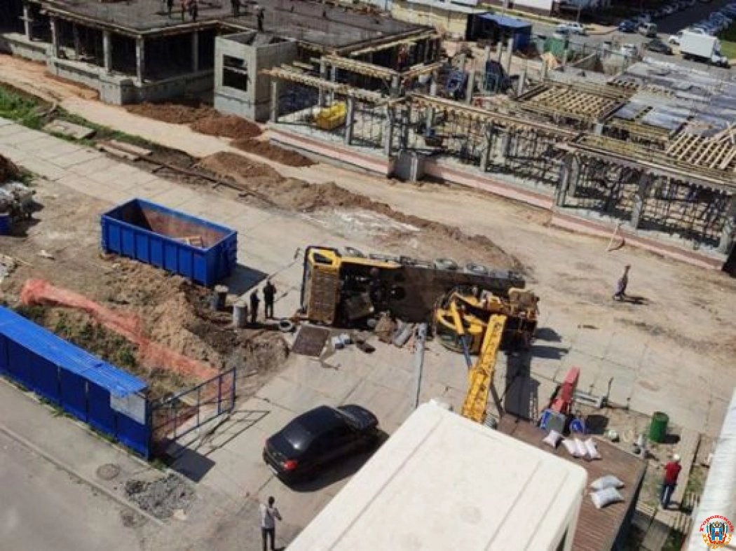 В Ростове во время строительных работ в Суворовском упал автокран