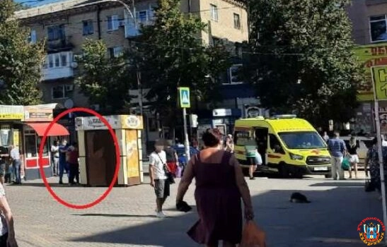 В Шахтах мужчину забрали на «скорой» во время прогулки по городу