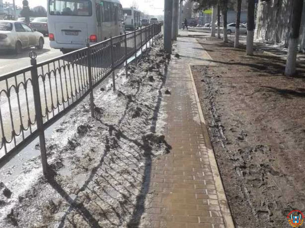 Житель Ростова взбунтовался из-за засыпанного грязным снегом тротуара