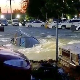 В Ростове второй раз за неделю затопило автостоянку на Орбитальной