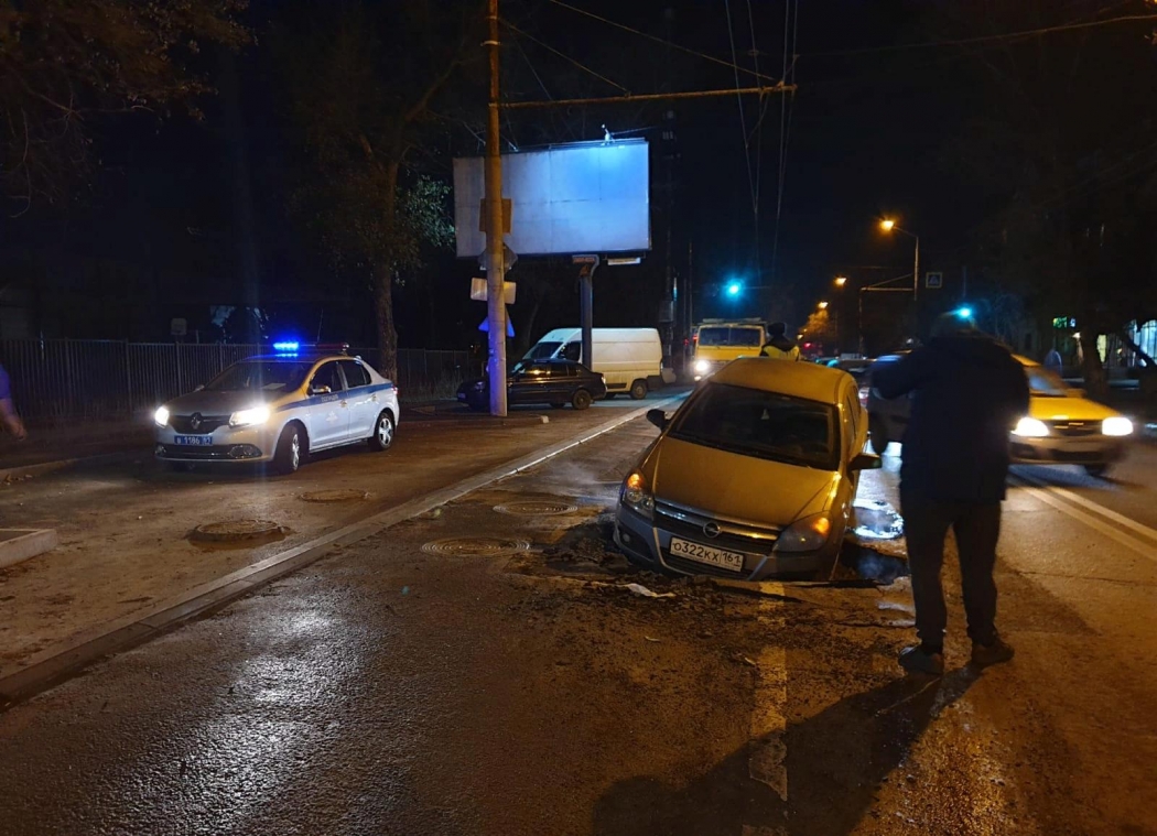 В Ростове-на-Дону иномарка провалилась в яму с кипятком